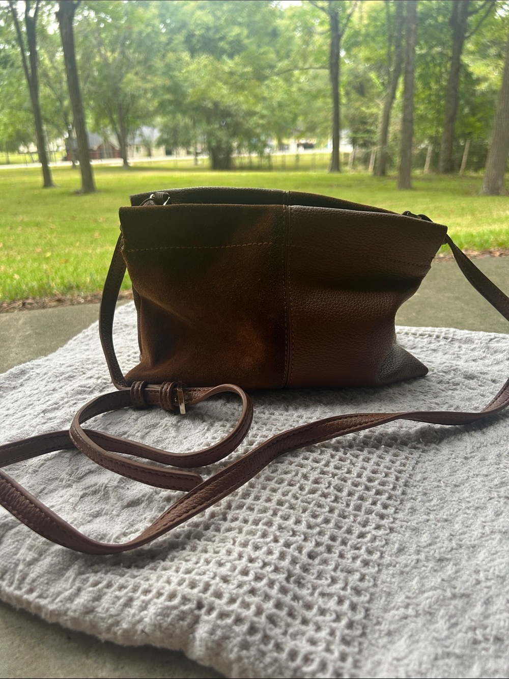 Classic Brown Leather Crossbody Bag with Adjustable Strap